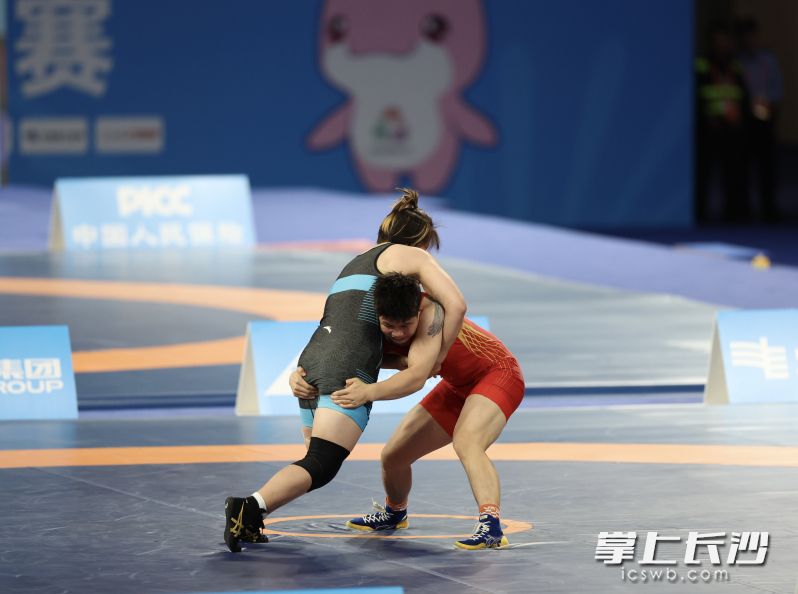 黄媛媛（红衣）在比赛中。