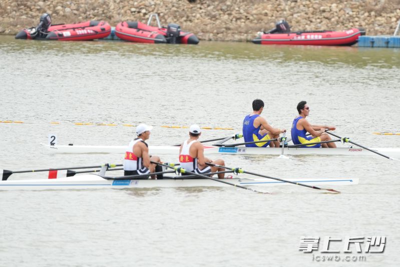 伊绪帝/张亮（右）在比赛中。