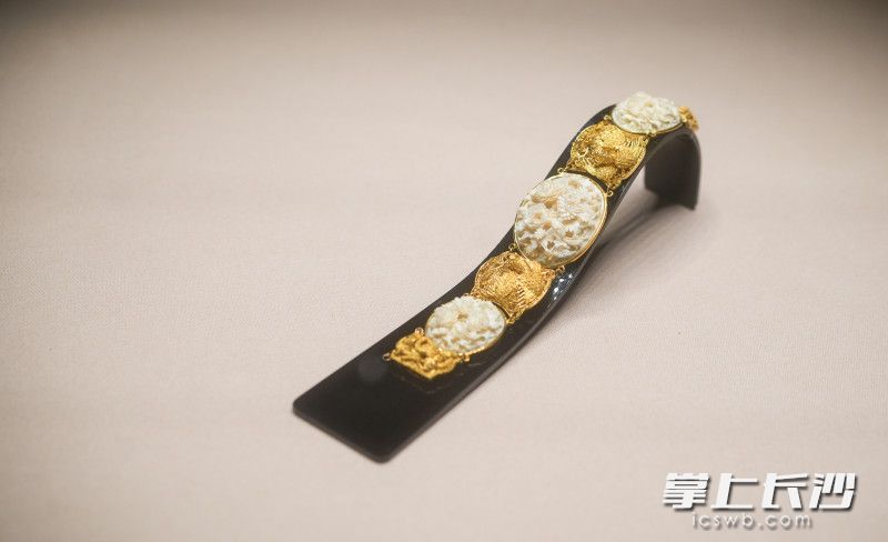 18K金累丝龙凤纹镶象牙雕花卉纹手链。