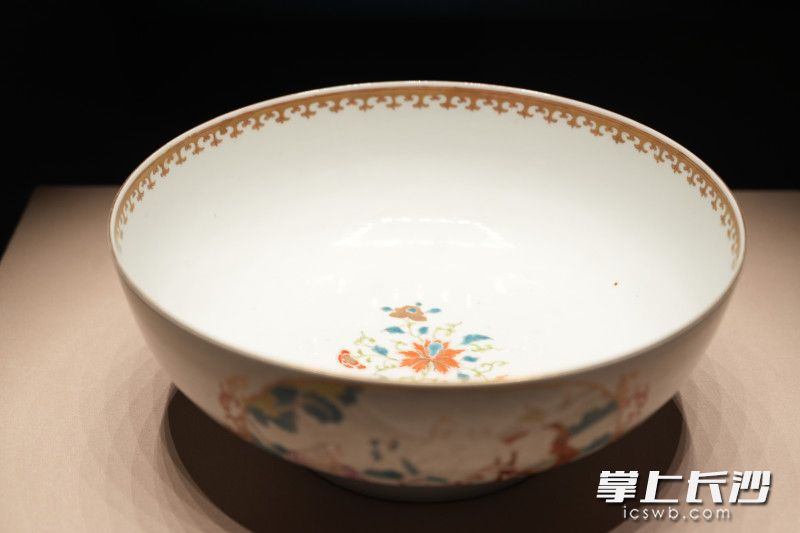 广彩“帕里斯的审判”图大碗。