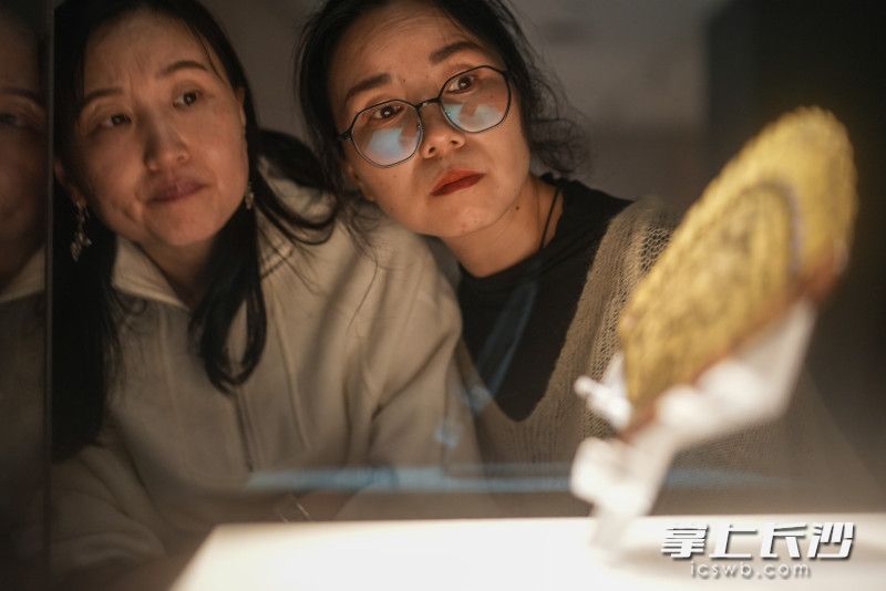 黑漆描金开光庭院游乐图折扇。