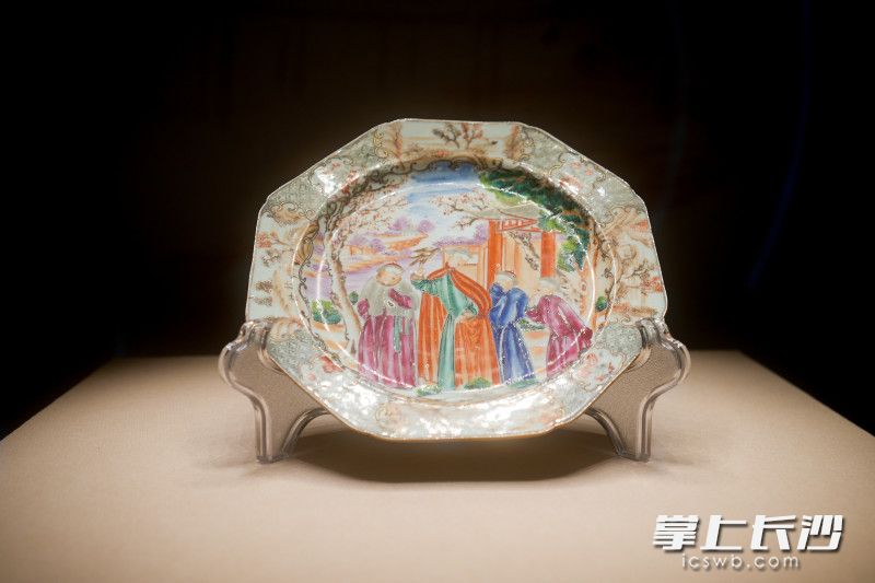 广彩山水庭院人物图盘。