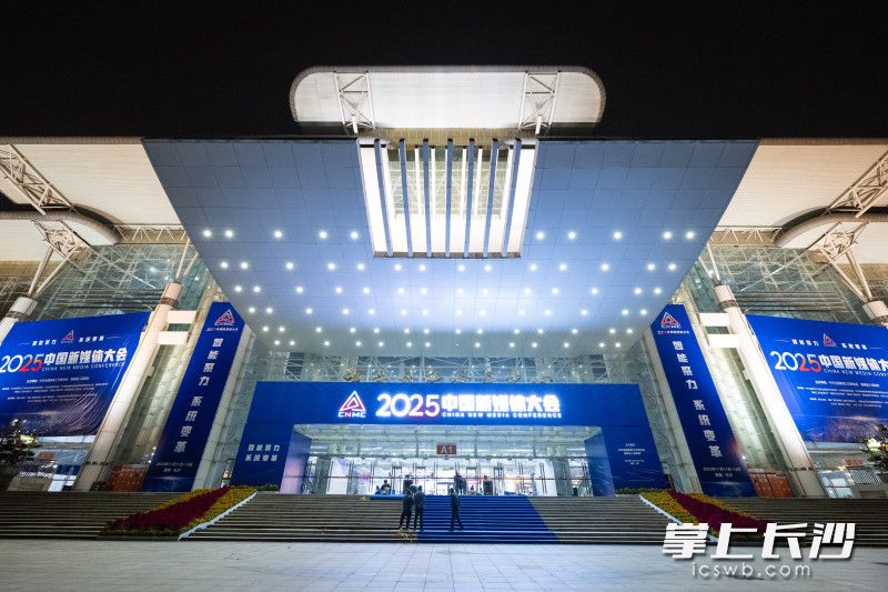 11日晚，夜色下的芒果馆灯火通明，记者提前探馆，进入还在紧张布展的场馆，提前感受即到来的科幻之旅。 均为长沙晚报全媒体记者黄启晴摄