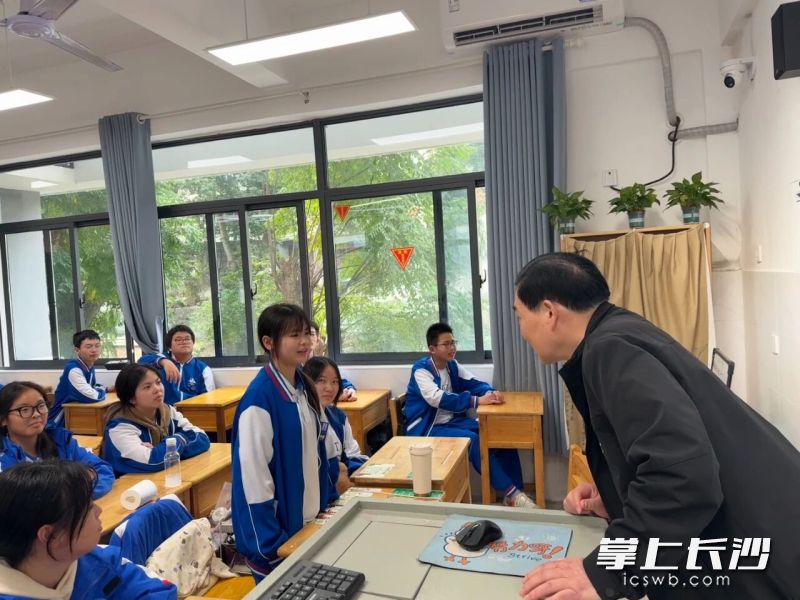 有着丰富育儿经验的融乐爷爷主讲“孩子叛逆期教育核心方法”。