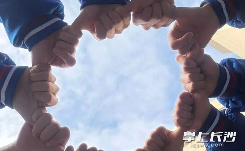 学校将家长讲堂、定期家访、亲子实践等活动作为家校联动的重要载体。