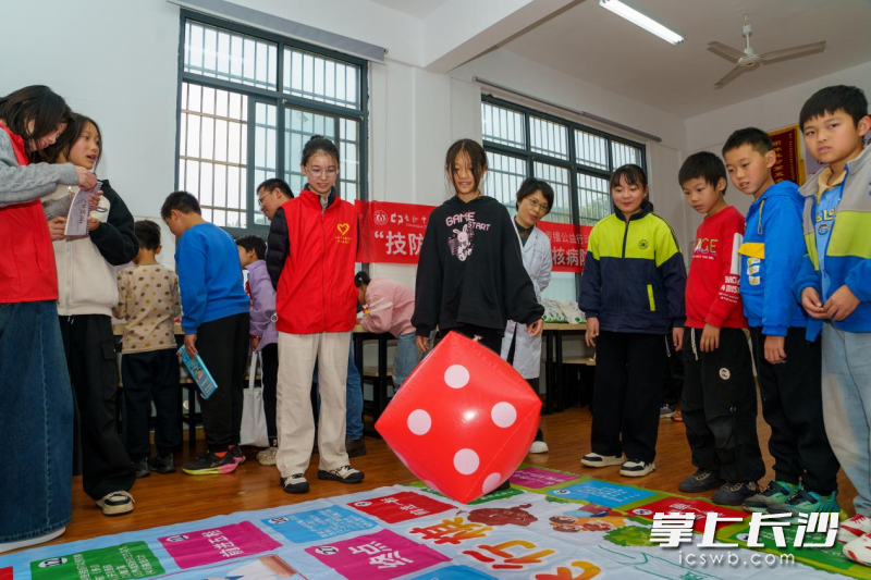 孩子们体验结核防治健康嘉年华活动