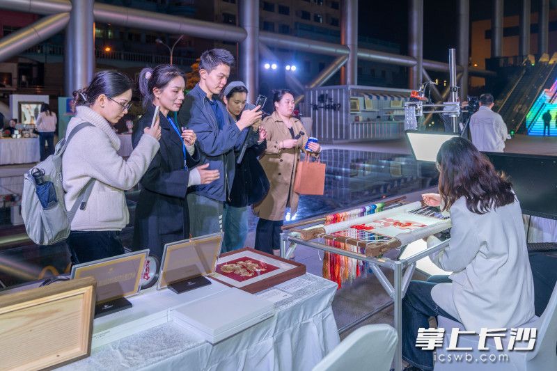 媒体同仁们密切关注湘绣。 媒体同仁们密切关注湘绣。