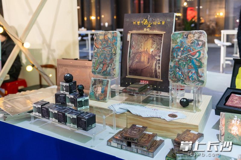 在马栏山新媒体之夜的现场,一件件精美的文创礼物,成为连接媒体人“心声”与“心意”的纽带。 均为长沙晚报全媒体记者周数邑摄 在马栏山新媒体之夜的现场,一件件精美的文创礼物,成为连接媒体人“心声”与“心意”的纽带。 均为长沙晚报全媒体记者周数邑摄