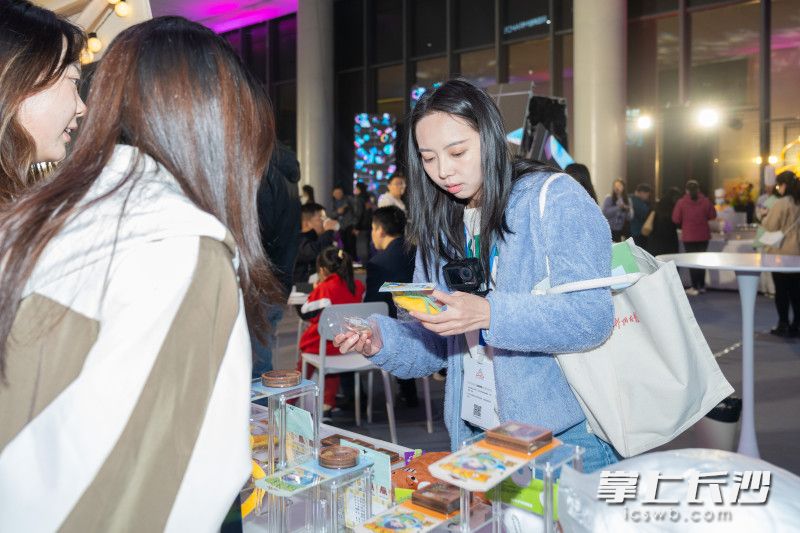 现场可以购买搭配全国各地媒体的文创产品。 现场可以购买搭配全国各地媒体的文创产品。