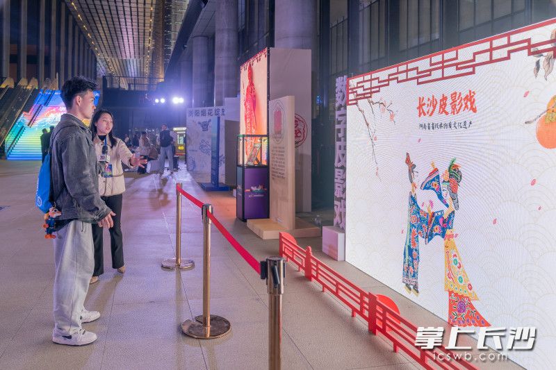 在科技互动体验区,观众们体验AI皮影戏。 在科技互动体验区,观众们体验AI皮影戏。