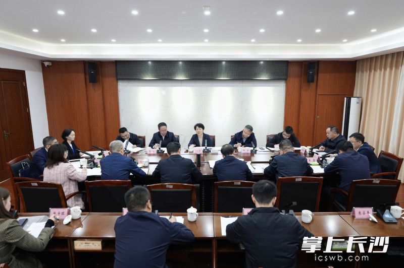 11月11日,省委常委、市委书记吴桂英在浏阳调研经济社会发展情况并主持召开座谈会。 11月11日,省委常委、市委书记吴桂英在浏阳调研经济社会发展情况并主持召开座谈会。