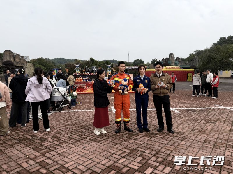 消防主播在直播中。 均为长沙晚报通讯员余娜娜供图