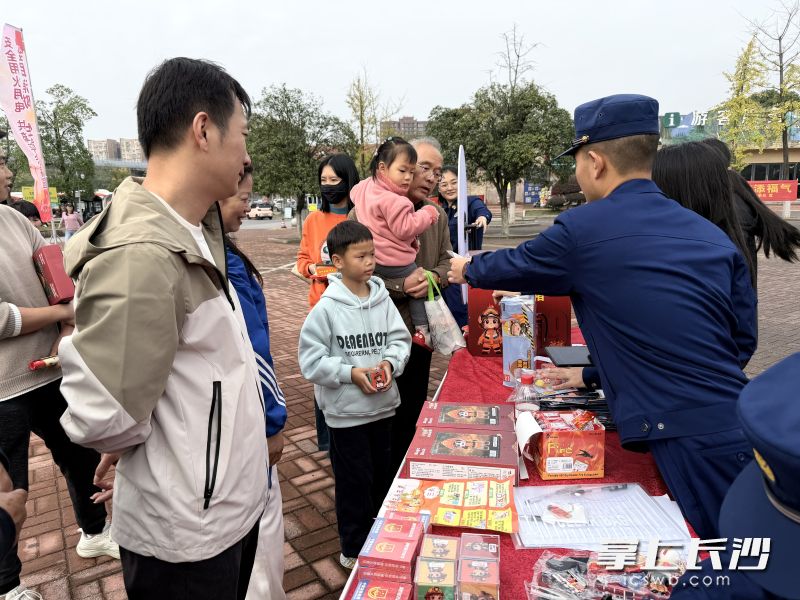 消防宣传人员和志愿者一起发放宣传资料。