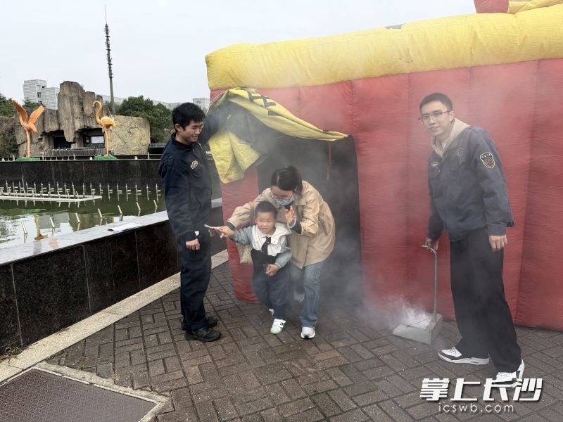 市民、游客体验火灾逃生。