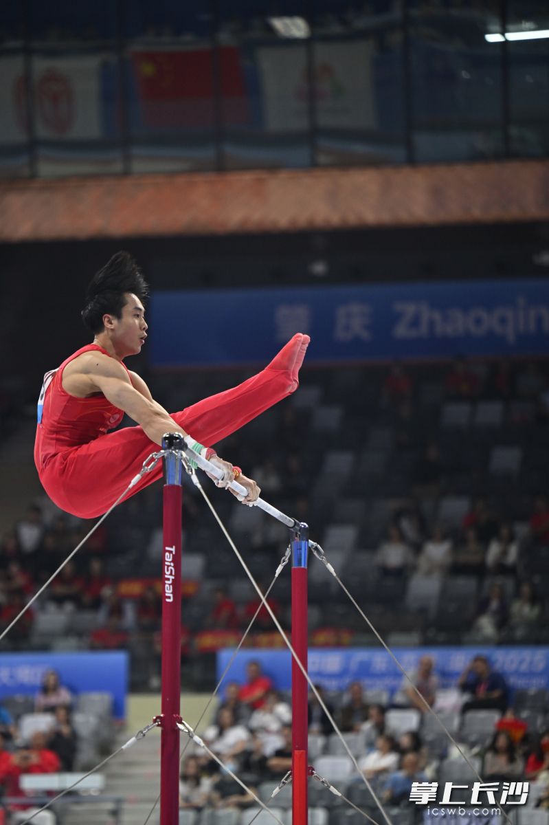 杨家兴在单杠比赛中。