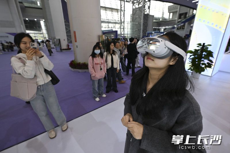 一位学生在体验VR虚拟世界。