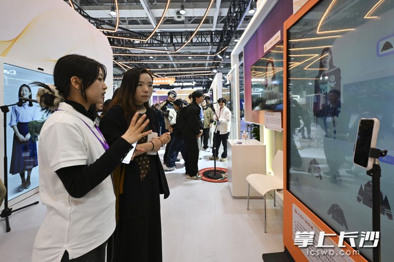 在一个AI试衣的App前，观众在了解运行的情况。