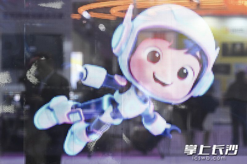 在透明的现实屏前，卡通形象仿佛飞在空中。