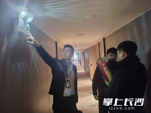 工作人员对照明灯、消防设施等进行检查。 长沙晚报通讯员 孙岩岩 供图