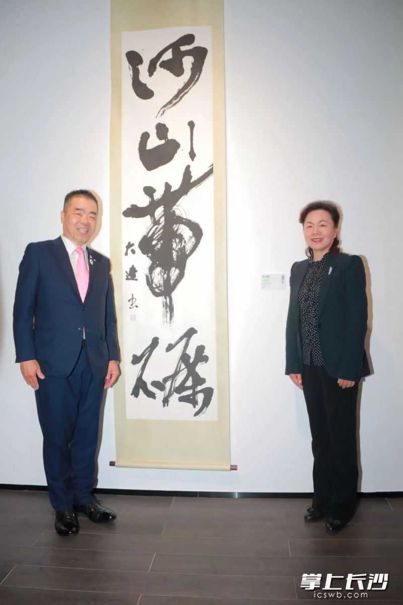 观众在书法作品前留影。