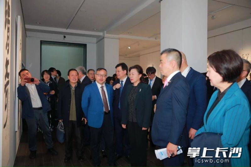 书法展厅人头攒动。