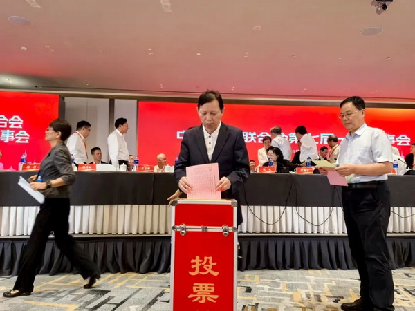 大会投票现场,万家丽集团董事长黄志明为新一届常务理事投票。 大会投票现场,万家丽集团董事长黄志明为新一届常务理事投票。