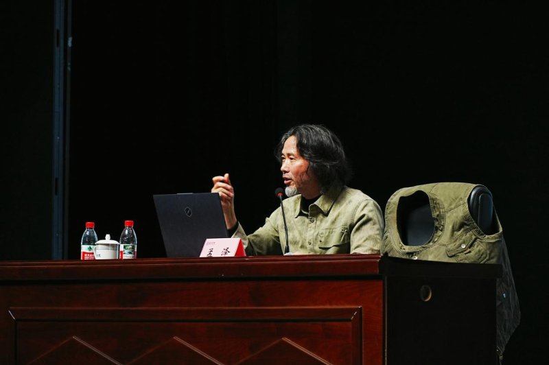 中南大学博士生导师孟泽主讲湖湘文化。通讯员杨心怡、傅琪琪摄 中南大学博士生导师孟泽主讲湖湘文化。通讯员杨心怡、傅琪琪摄