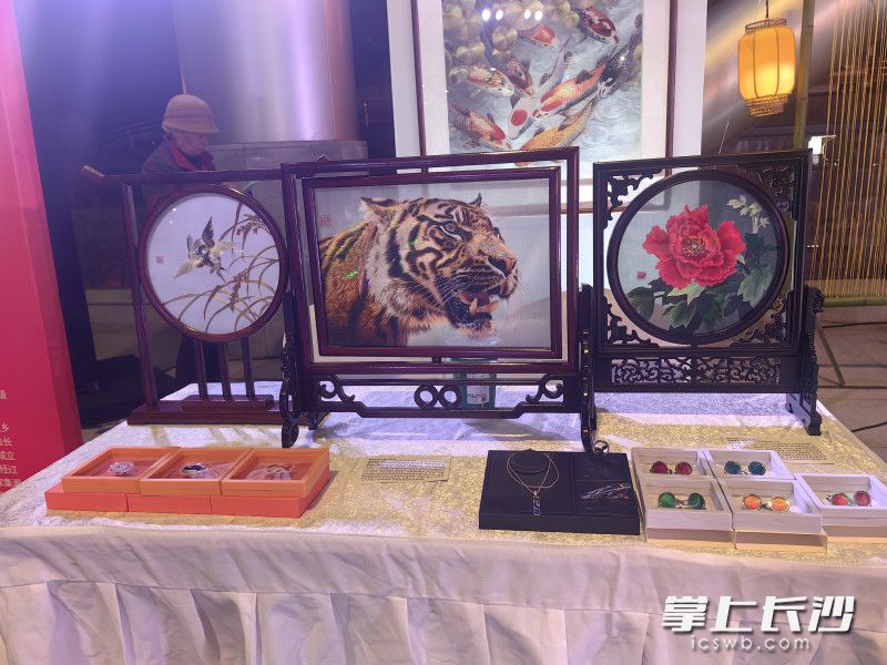 活动现场的湘绣。 均为长沙晚报全媒体记者匡小娟摄