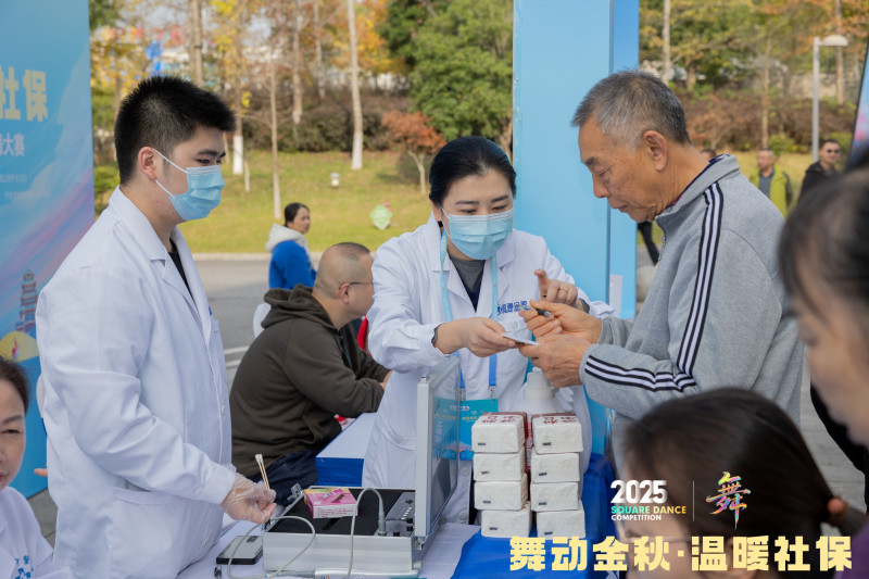 活动现场设立服务展台,退休人员一站式解决难题。 活动现场设立服务展台,退休人员一站式解决难题。