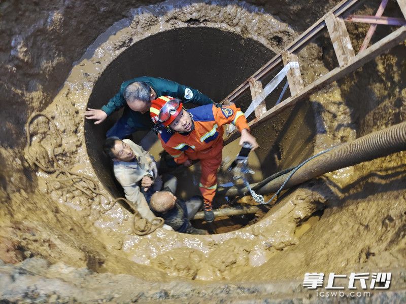 消防员下到下水道中救援。 均为长沙晚报通讯员方圆供图 消防员下到下水道中救援。 均为长沙晚报通讯员方圆供图