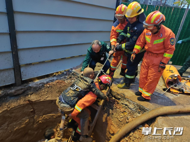 消防员从浑浊泥水中背出伤者。 消防员从浑浊泥水中背出伤者。