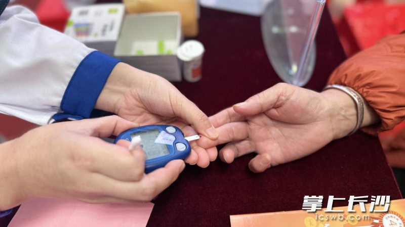 医护人员免费为群众测量血糖值。