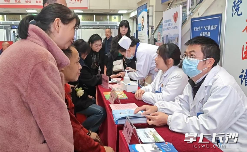 长沙市中心医院的医护人员深入企业、社区举办“世界糖尿病日”科普讲座、义诊活动。 均为通讯员供图
