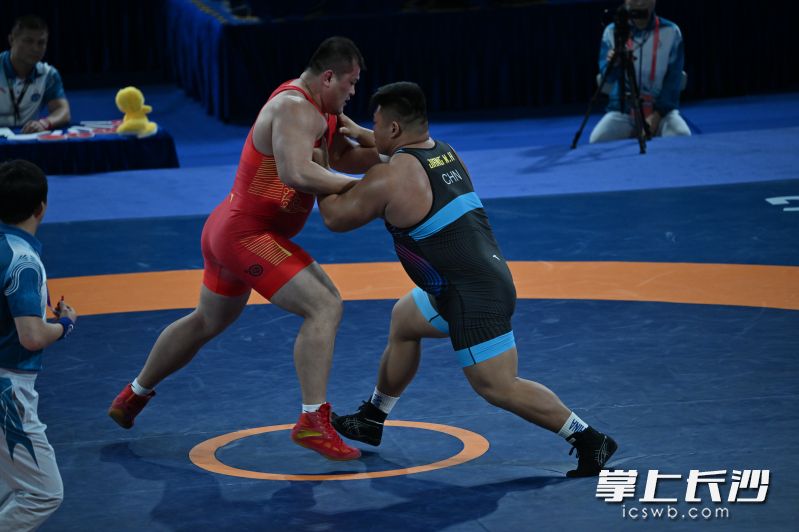 江文豪(蓝衣)在比赛中。 均为长沙晚报特派全媒体记者王志伟摄 江文豪(蓝衣)在比赛中。 均为长沙晚报特派全媒体记者王志伟摄