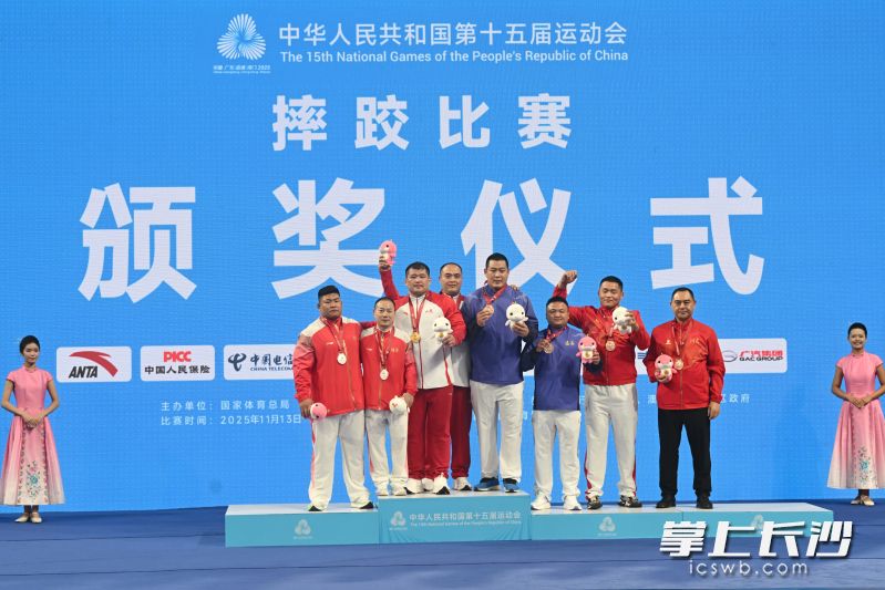 赛后颁奖仪式。 赛后颁奖仪式。