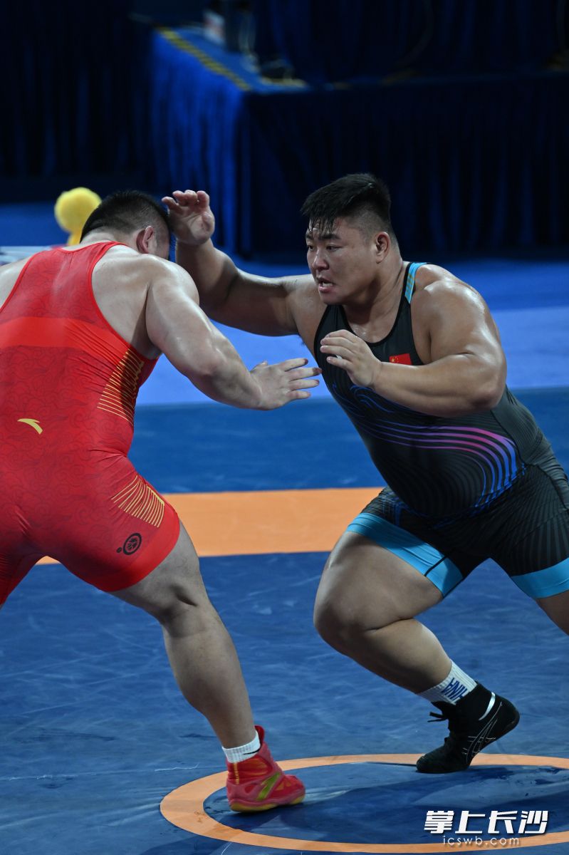 江文豪(蓝衣)在比赛中。 江文豪(蓝衣)在比赛中。