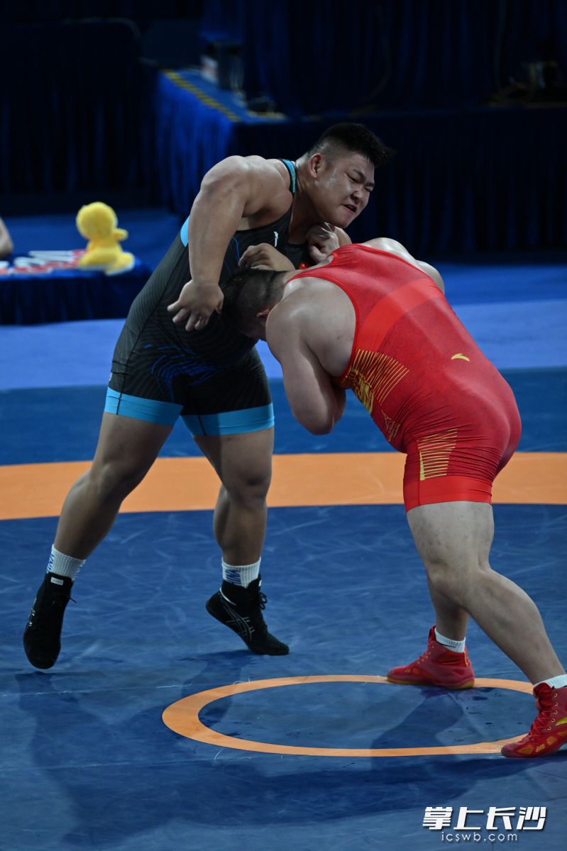 两人互相知根知底,整场比赛都拼得非常激烈。 两人互相知根知底,整场比赛都拼得非常激烈。