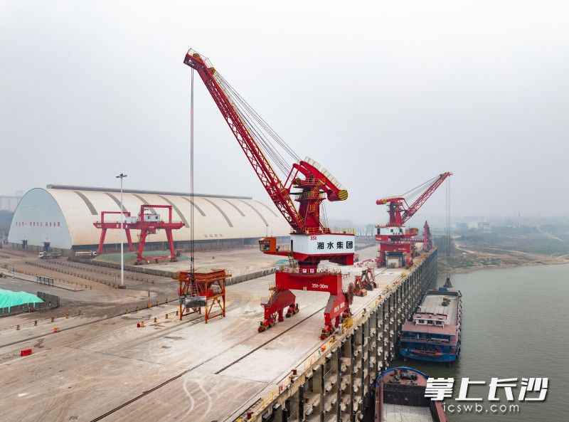 铜官港正在给停港船缷货。长沙晚报全媒体记者 邹麟 摄