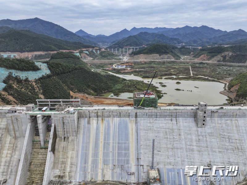 当前施工团队正全力推进收尾工作,确保今年12月份顺利实现下闸蓄水目标。 当前施工团队正全力推进收尾工作,确保今年12月份顺利实现下闸蓄水目标。