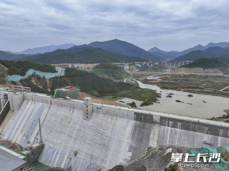 明媚的阳光下,崭新的水库大坝已经拔地而起。 明媚的阳光下,崭新的水库大坝已经拔地而起。