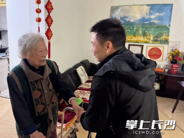 106岁的温娭毑今日拉着工作人员的手不停地夸赞。长沙晚报全媒体记者 舒元臻 摄