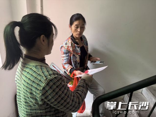 工作人员为居民发放安全宣传资料。长沙晚报通讯员 张柳杉 供图