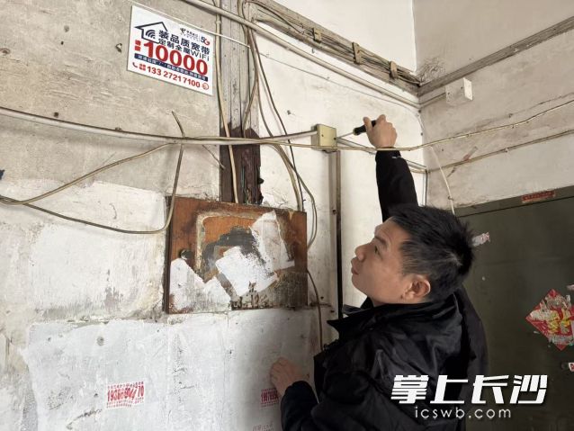 工作人员正在检查线路安全。长沙晚报通讯员 张柳杉 供图