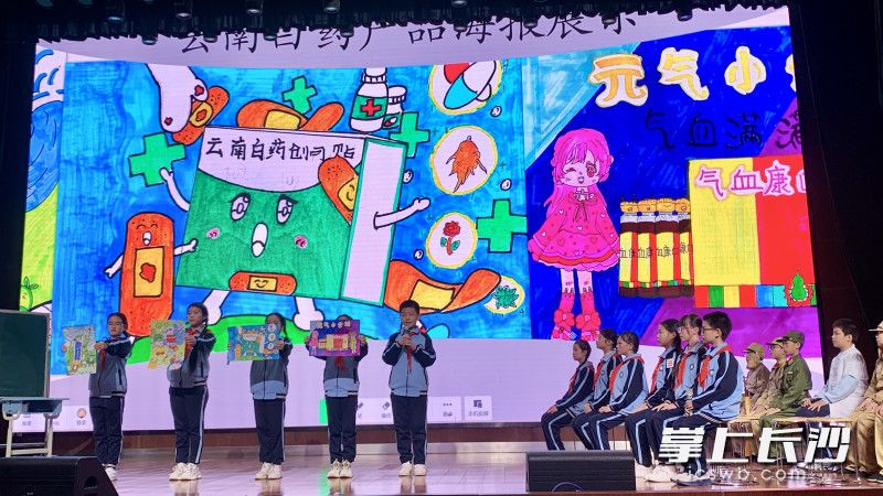 比赛现场，队员们通过情景剧再现了“小药瓶”背后的“大民生”。