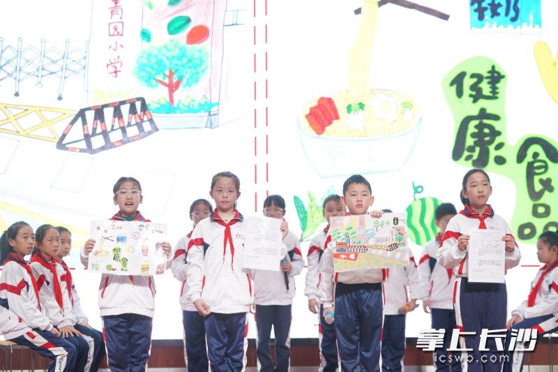 孩子们用心参与活动。