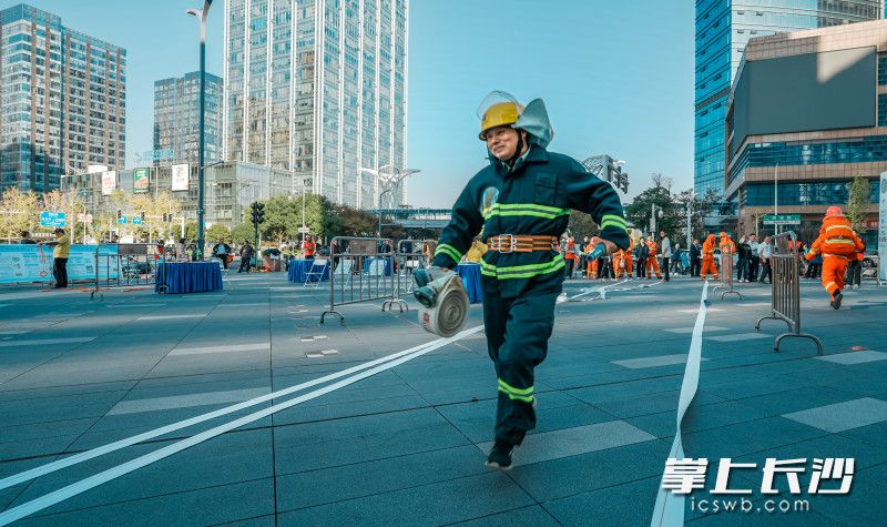 “消防奥利给”关卡，参赛队员手提水带冲刺、连接、铺开，动作一气呵成。
