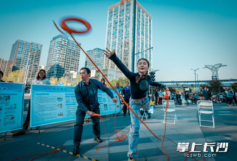 “投你所好”游戏环节，通过模拟溺水救援，让市民学会正确使用抛绳实施救援。