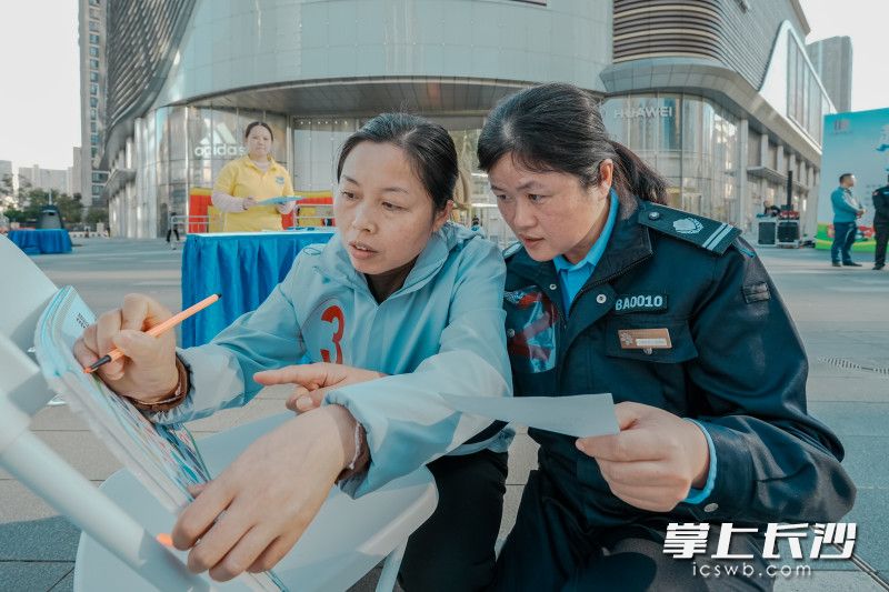 “电诈骗局大眼查”区域，队员们火眼金睛，快速识别诈骗特征。