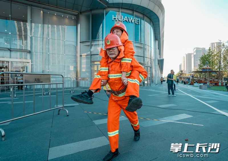 “应急救援搬搬看”模拟紧急情况下单人背负。