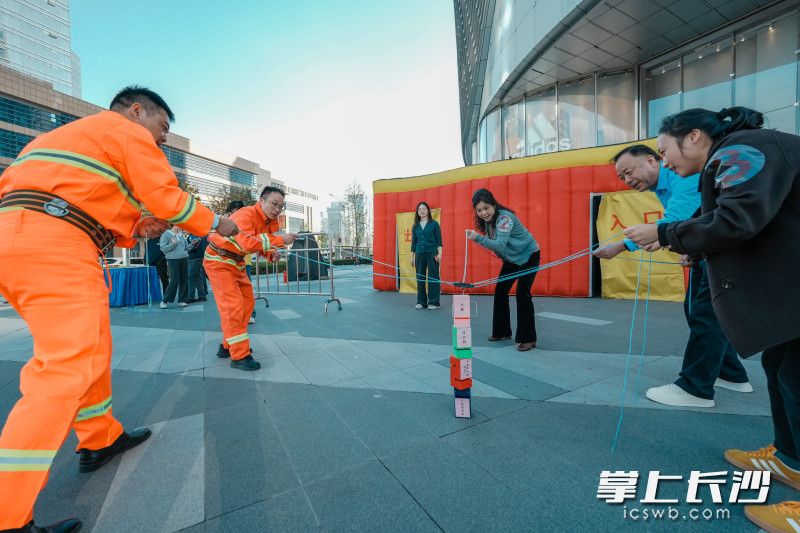 “合力禁毒众人建”环节，团队默契配合，用教具将印有毒品图卡的积木稳稳堆成五层高塔。 均为长沙晚报全媒体记者陈飞摄